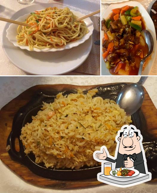 Spaghetti alla bolognese e riso fritto al Sun Xiaolin