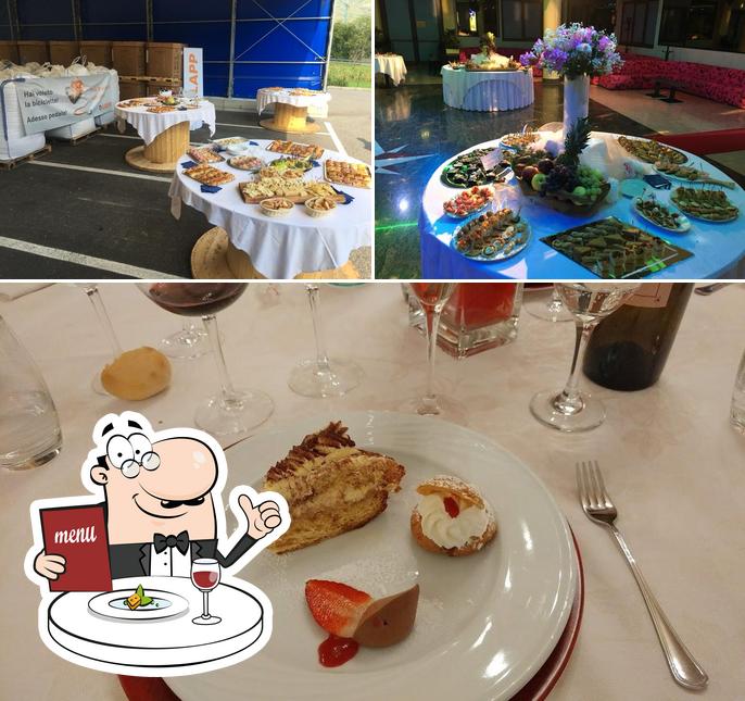 Platti al Ristorante Full Shade Al Poly