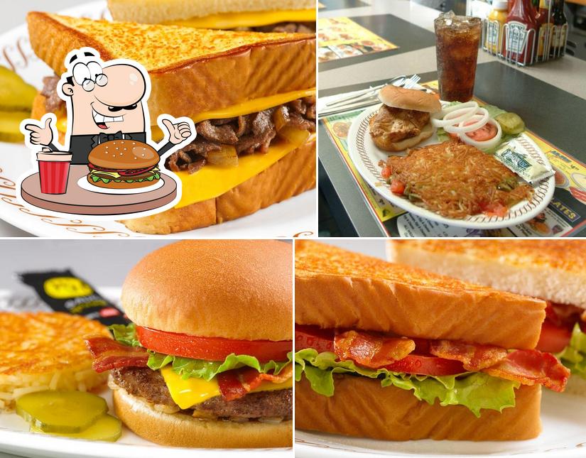 Pide una hamburguesa en Waffle House