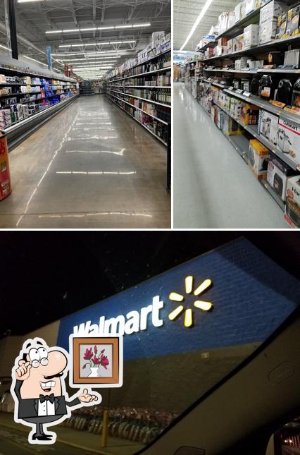 El interior de Walmart Supercenter