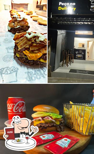 Confira a foto mostrando comida e interior no Autêntico Burger