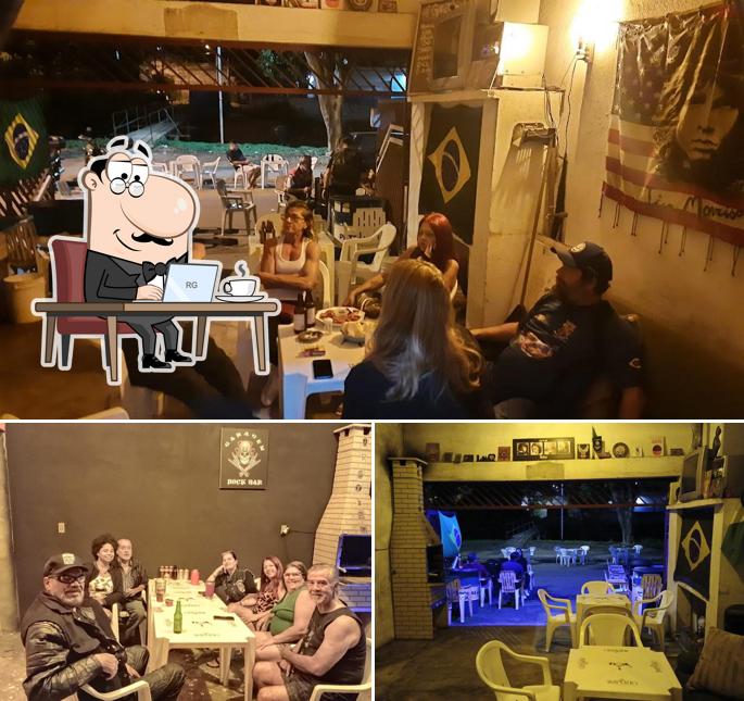 Sente em uma das mesas no Garagem Rock Bar
