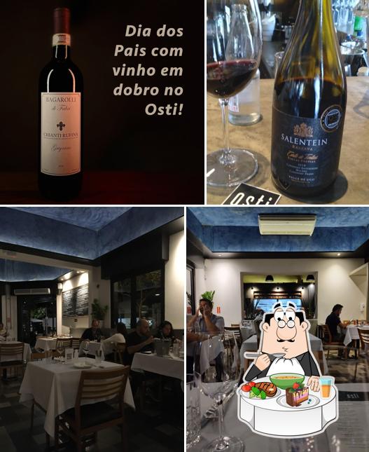 A foto da mesa de jantar e bebida no Osti Restaurante