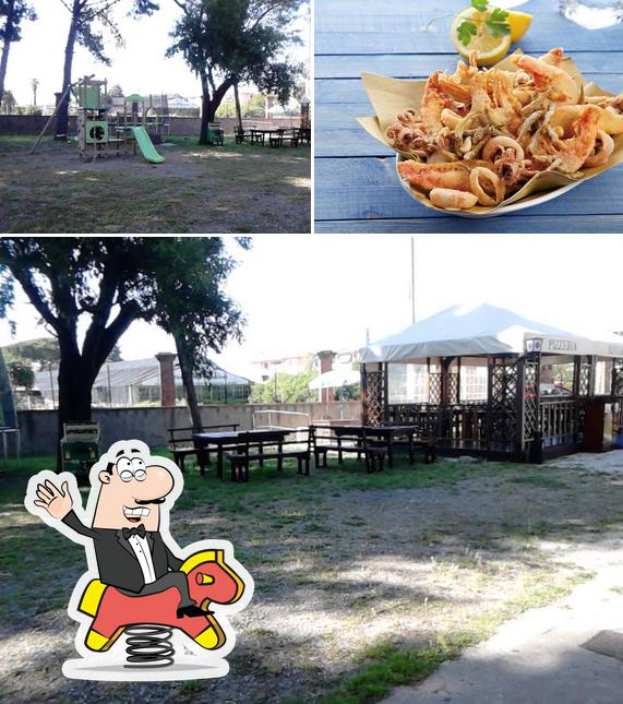 Dai un’occhiata alla foto che mostra la area giochi e cibo di Bar La50ina