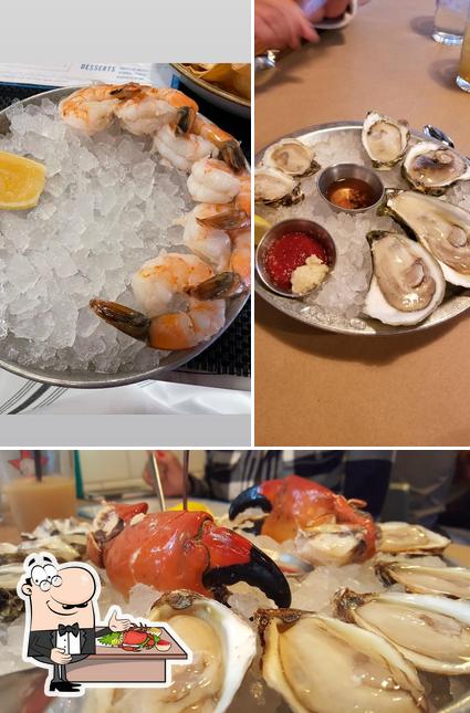 Попробуйте блюда с морепродуктами в "167 Raw Oyster Bar"