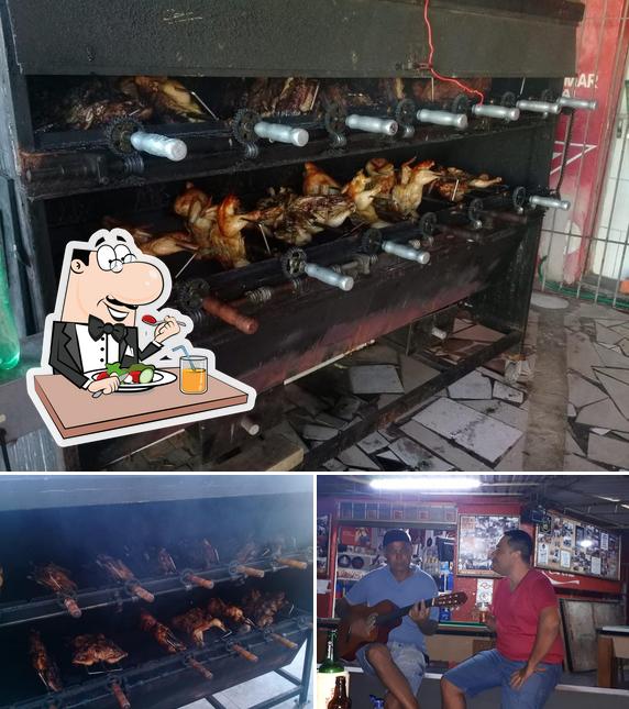 Esta é a foto mostrando comida e interior a Assados na Brasa