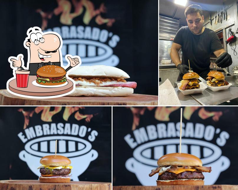 Order a burger at Embrasado's Hamburgueria Artesanal