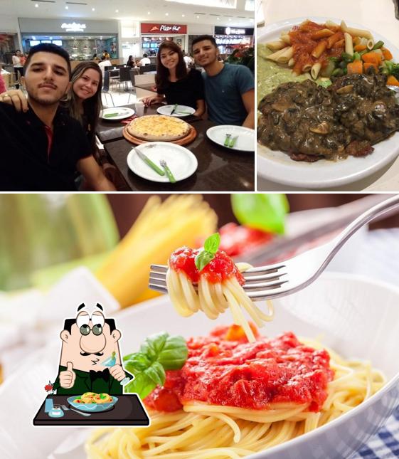 Entre diferentes coisas, comida e mesa de jantar podem ser encontrados no Italian Grill