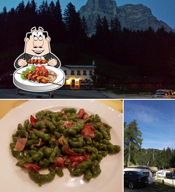 La immagine della cibo e esterno di Rifugio Pelmo