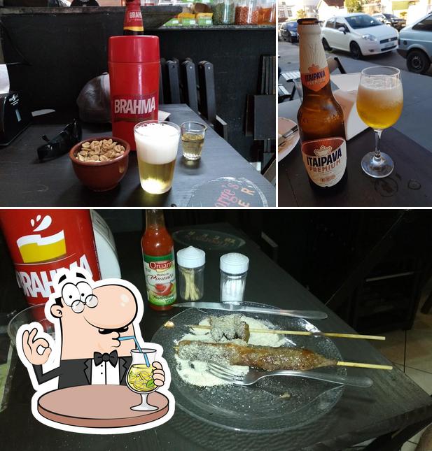 Confira a imagem mostrando bebida e comida no George's Beer