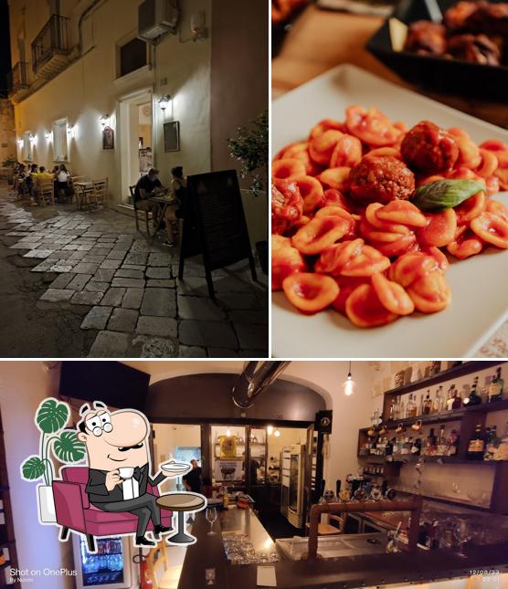 Santi & Briganti RistoPub Birreria si caratterizza per la interni e cibo