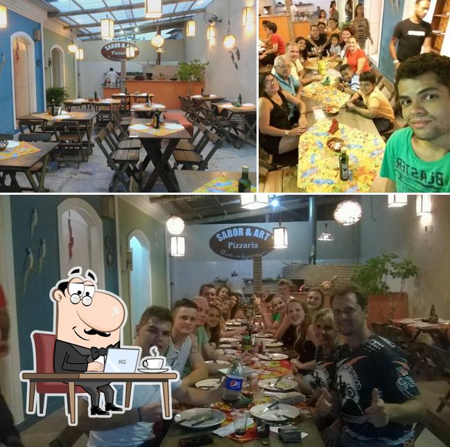 Sente em uma das mesas no Pizzaria em Porto Seguro Sabor & Art