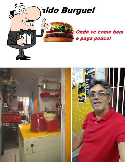 Look at this photo of Valdo Burguer