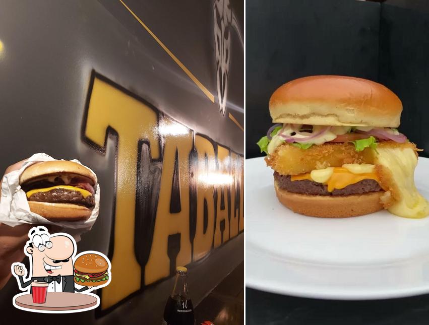 Peça um dos hambúrgueres disponíveis no Taballo Beer Burger e Parrilla