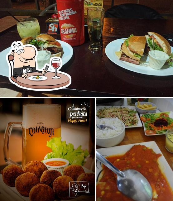 A imagem da comida e cerveja no CAFÉ FERNANDO PESSOA