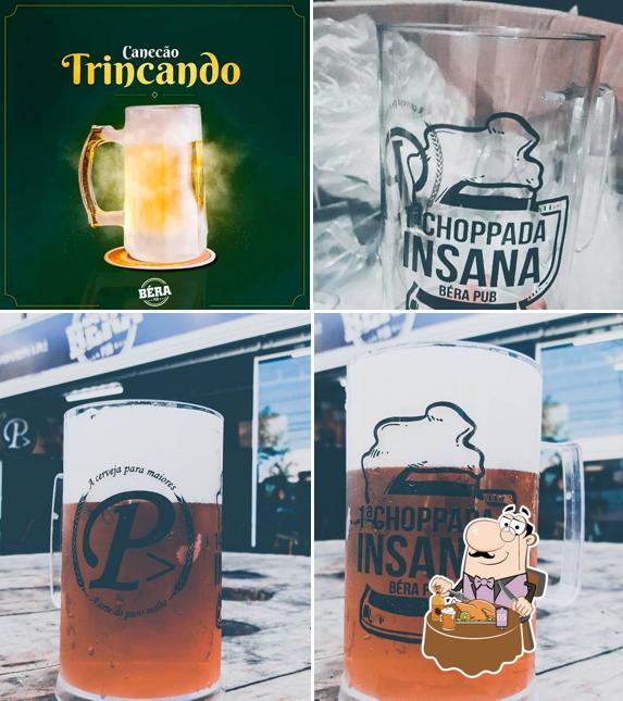 Desfute um copo de cerveja leve ou escura