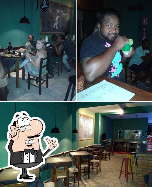 O interior do Green Pub & Café