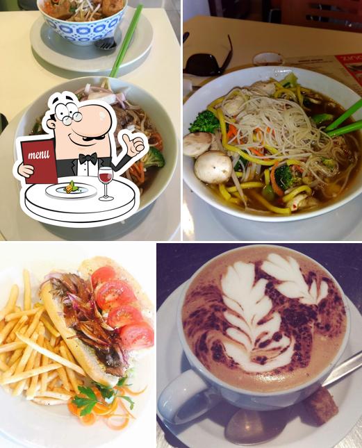 Еда в "Singapore Zing Cafe"