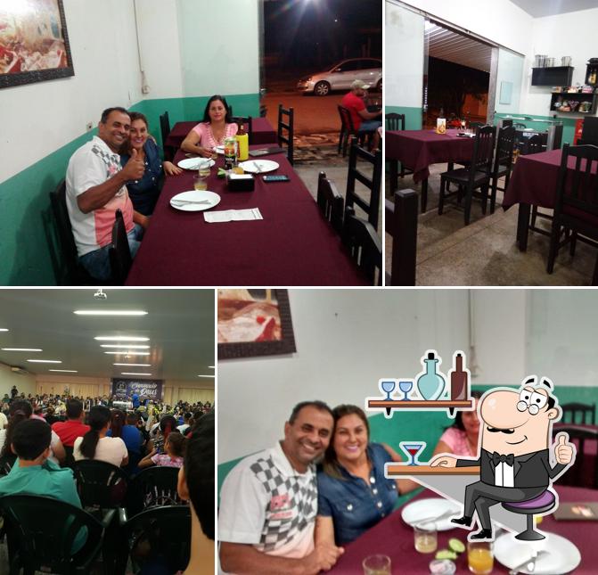 Sente em uma das mesas no Adella Pizzaria