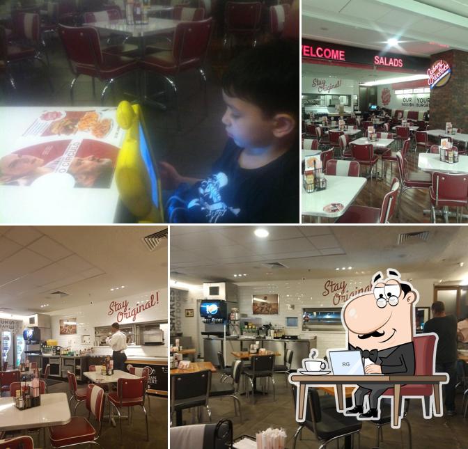 O interior do Johnny Rockets