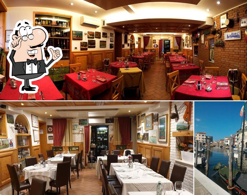 Questa è la foto che presenta la interni e esterno di La Taverna