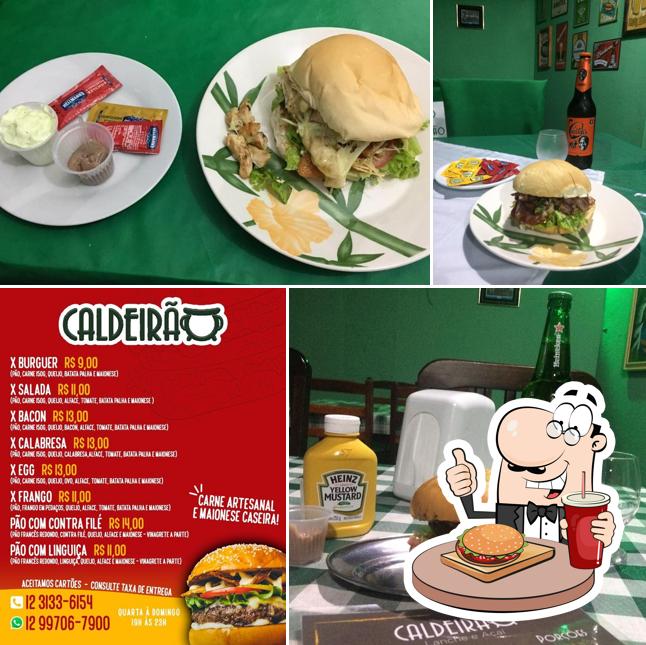 Закажите гамбургеры в "Bar Do Palmeiras"