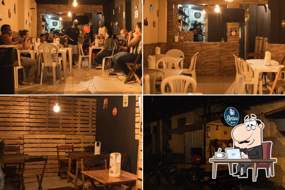 O interior do Bertoni Lanches