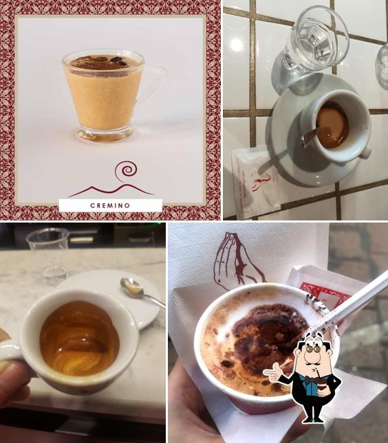 Caffè Napoli Exytus serve un'ampia selezione di cose da bere