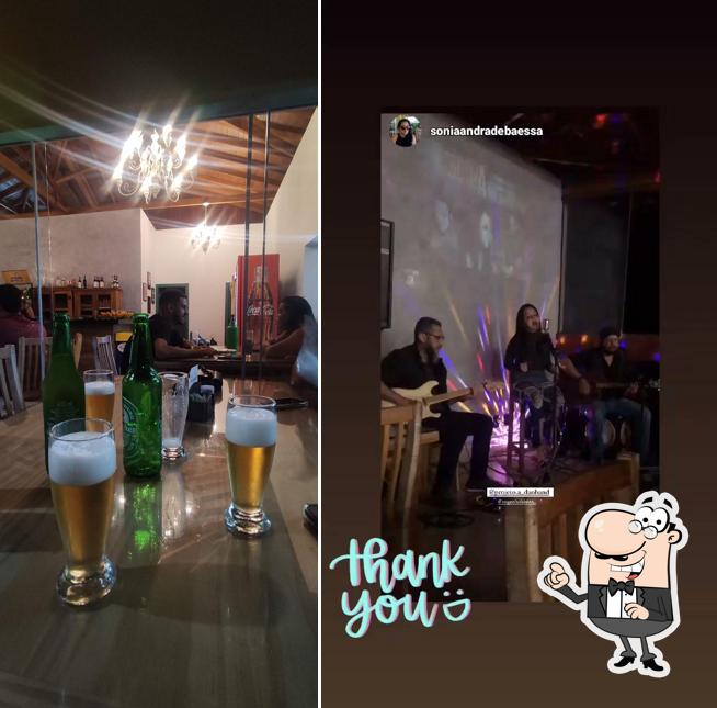 Sente em uma das mesas no Engenho Café Bistrô Bar