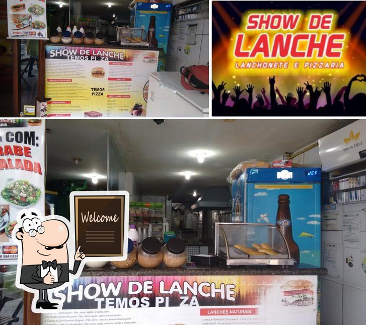 Look at the picture of Show de Lanche