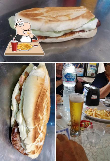 Ordina le patatine fritte a catamarano