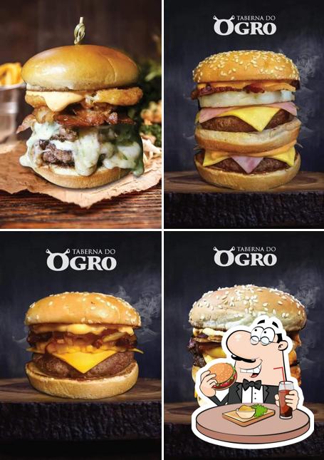 Experimente um hambúrguer no Taberna Do Ogro