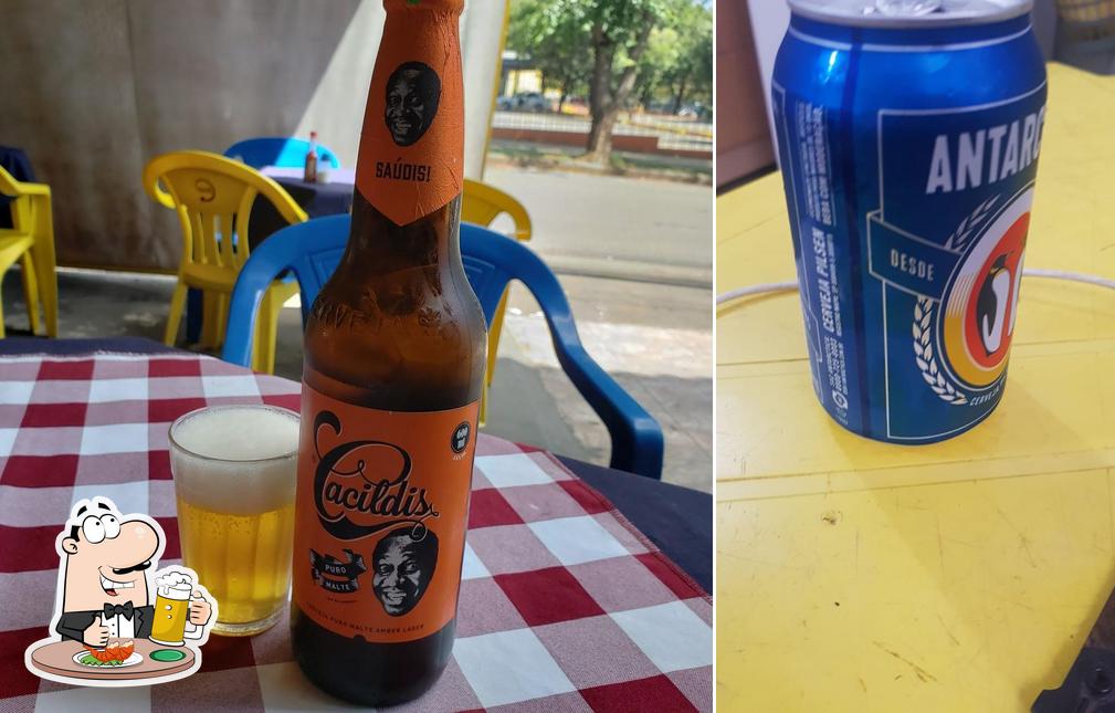 Desfute uma tulipa de cerveja leve ou escura