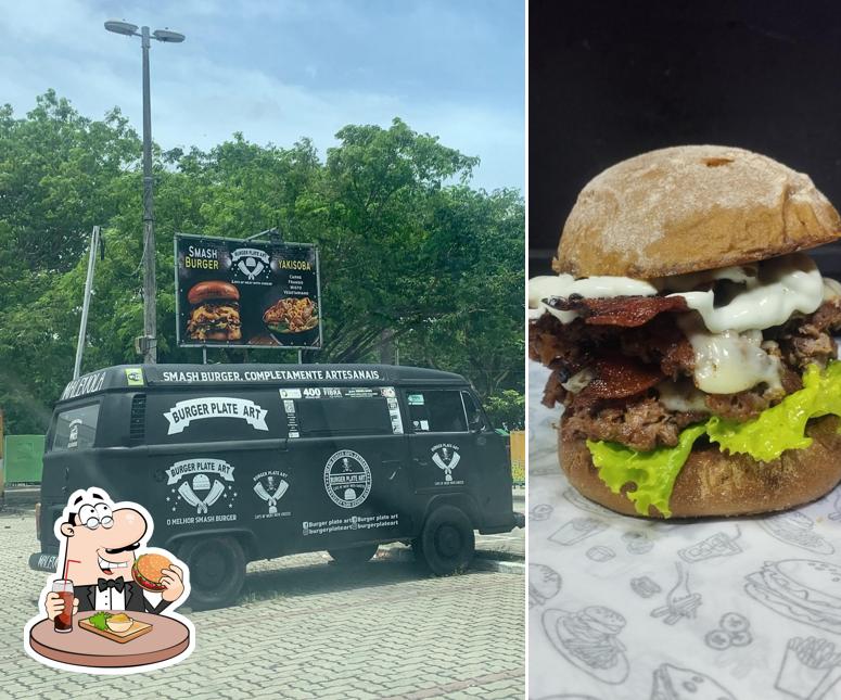 Peça um dos hambúrgueres oferecidos no BurgerPlateArt