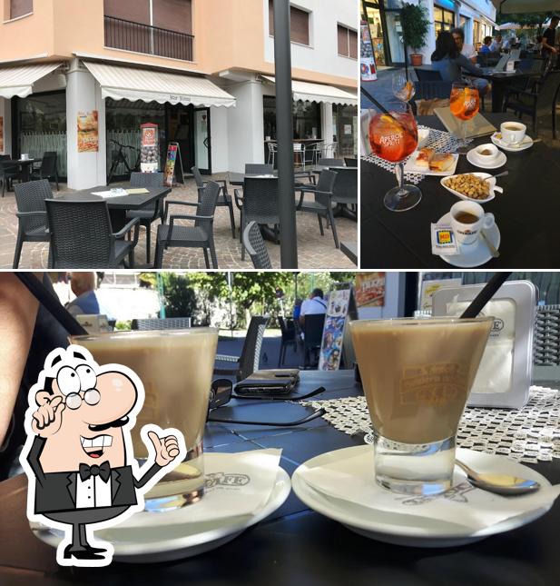 Guarda la foto che mostra la interni e tavolo da pranzo di Bar Roma