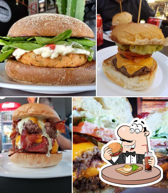Experimente um hambúrguer no Tausttus Burger Barueri