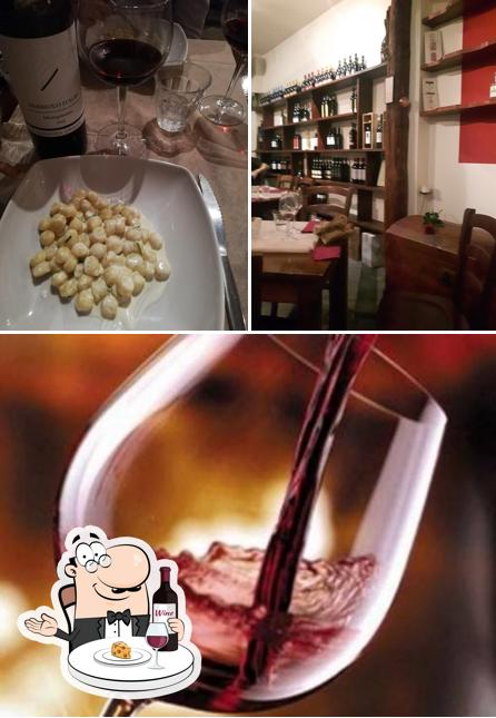 Es ist schön, ein Glas Wein im Osteria Succo D'Uva zu genießen