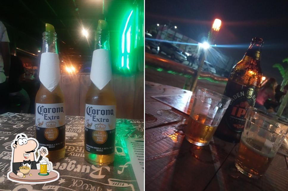 Desfute um copo de cerveja leve ou escura