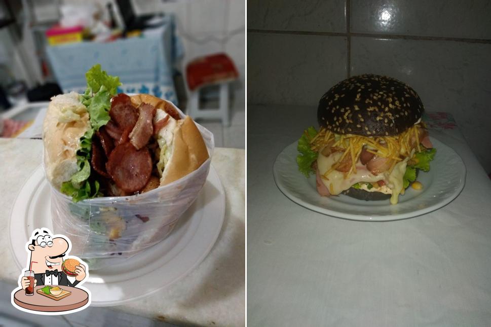 Delicie-se com um hambúrguer no CD LANCHES E MILK SHAKE DELIVERY