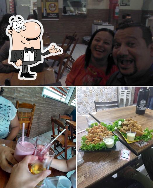 Sente em uma das mesas no Bar Restaurante do Peixe