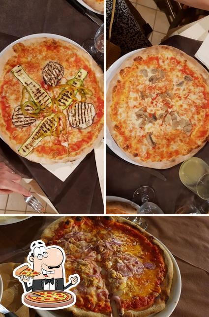 Scegli una pizza a Pizzeria Ristorante Collemare