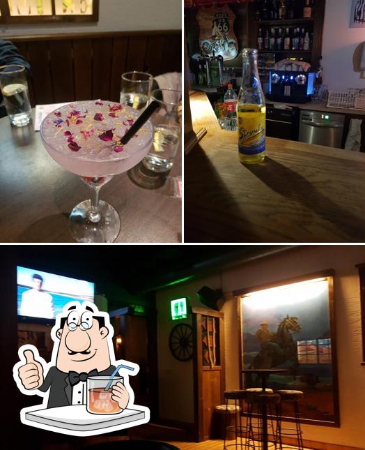 Guarda la immagine che presenta la bevanda e interni di Bar Chez Mile