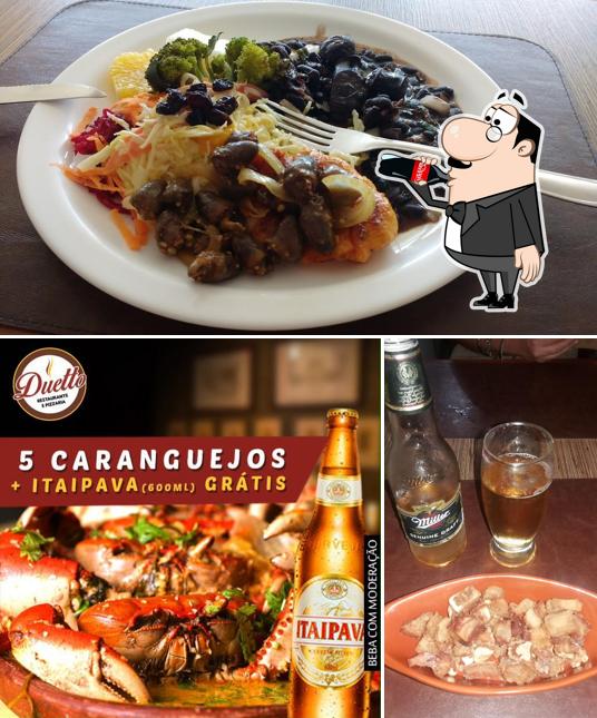 Confira a ilustração ilustrando bebida e comida a Duetto Restaurante e Pizzaria