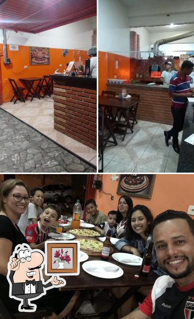 O Pizzaria Princesa do Leblon se destaca pelo interior e mesa de jantar