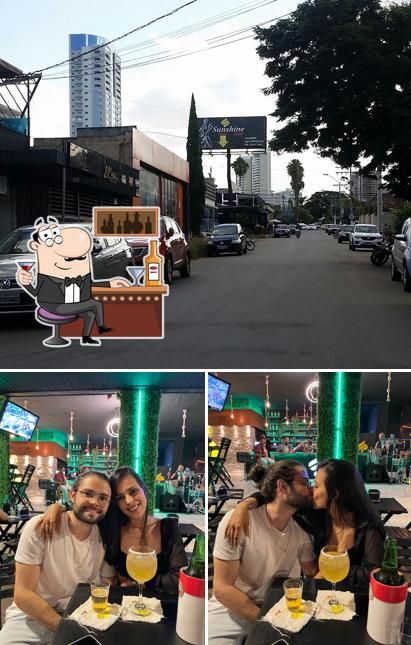 Confira a ilustração apresentando balcão de bar e exterior no Sunshine Bar