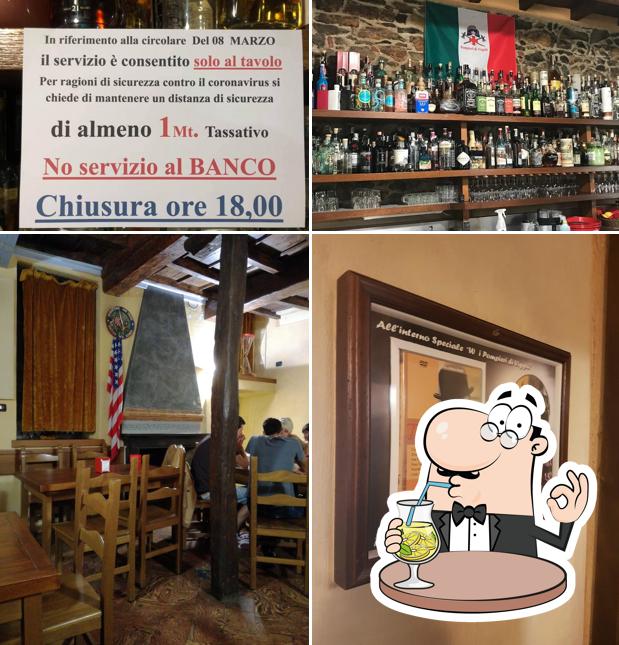 Questa è la immagine che mostra la bevanda e interni di La Taverna del Pompiere
