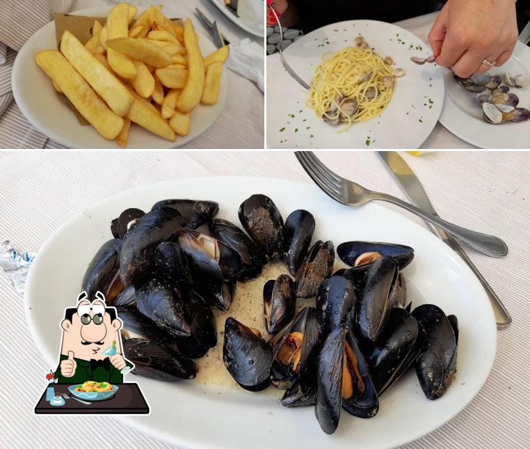 Patatine fritte, spaghetti alla carbonara e cozze al Ristorante Il Corallo Di Torelli Sas