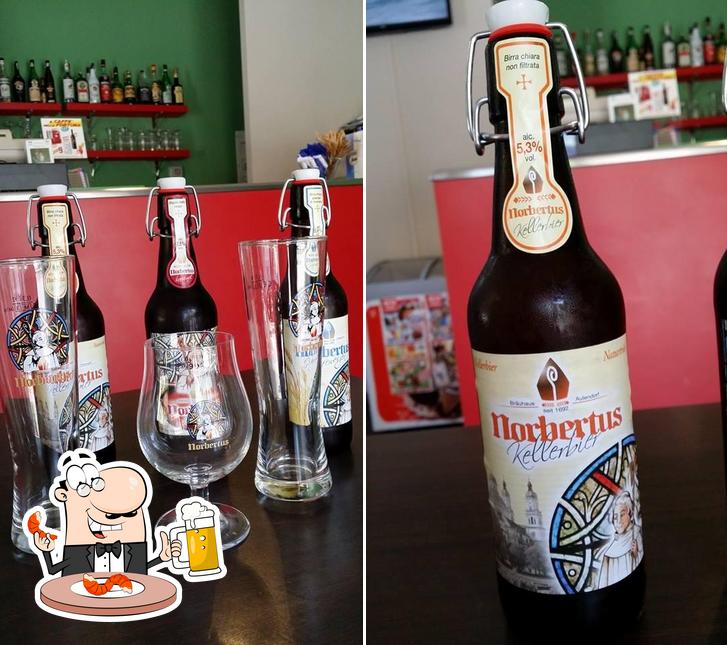 Puoi ordinare un rinfrescante bicchiere di birra chiara o scura