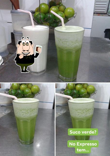 Desfrute de um drinque no Expresso Hambúrguer