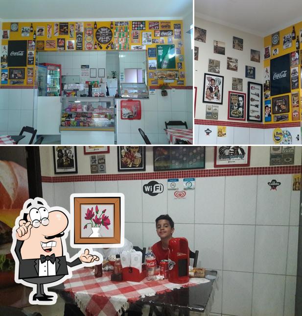 O interior do Dippa's Lanchonete